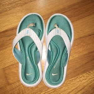 Girls Nike flip flops